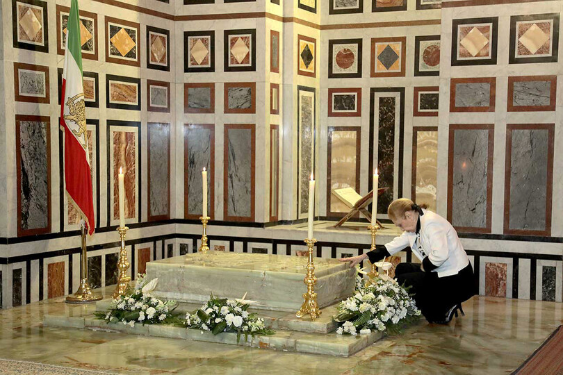 L'impératrice Farah se recueille sur la tombe du shah au Caire, 42 ans après sa mort.